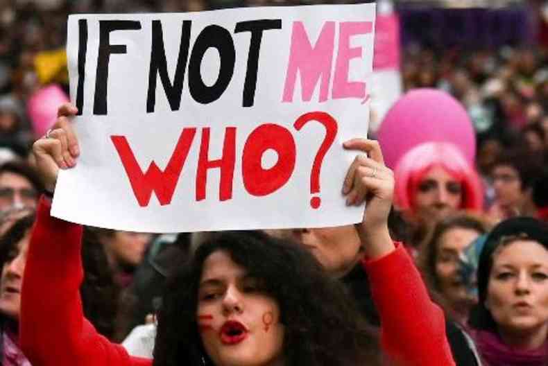 Mulher exibe cartaz em passeata do movimento Nem Uma a Menos em Roma(foto: AFP)
