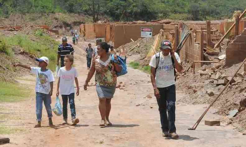 Moradores de Bento Rodrigues ficaram sem suas casas, destrudas pela lama(foto: Tlio Santos/EM/D.A Press)