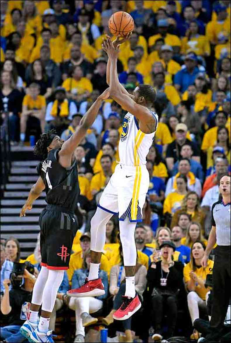 Danuel House, do Rockets, tenta bloquear arremesso de Kevin Durant, do Warriors, ontem, em Oakland. No primeiro jogo da srie, deu Warriors(foto: Thearon W. Henderson/Getty Images/AFP)