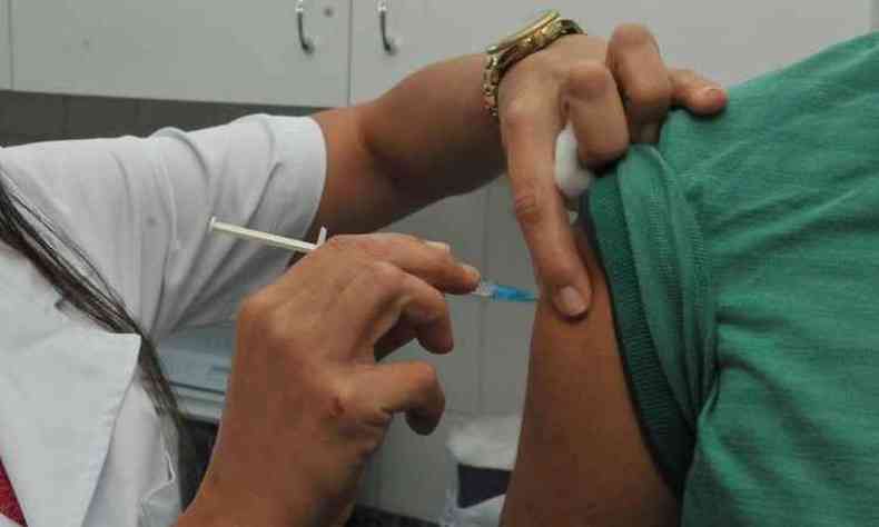 Vacina protege dos trs principais tipos do vrus que mais circulam no estado e no pas: H1N1, H3N2 e Influenza B(foto: Jair Amaral/EM/D.A.Press)