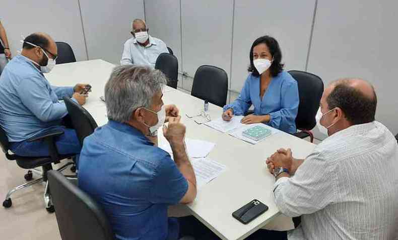 Na reunio com o prefeito Andr Merlo, a presidente do Sinsem-GV defendeu que as aulas presenciais somente sejam retomadas no segundo semestre de 2021(foto: Sinsem-GV/Divulgao)