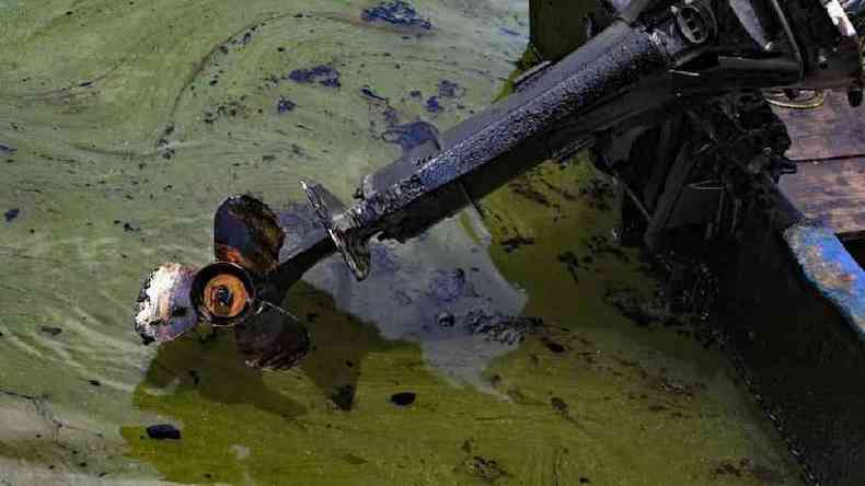 Embarcação afetada por poluição em Lago de Maracaibo