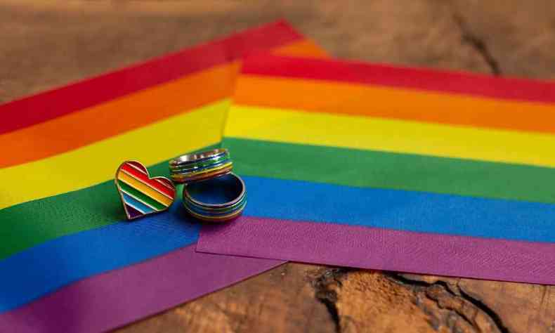 Bandeiras, broche e anéis com as cores do arco-iris