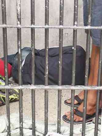 Detentos em cela da Ceflan 2: tanto policiais quanto presos reclamam da situao no local(foto: Edesio Ferreira/EM/D.A Press)
