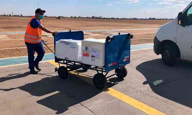 Momento da chegada no aeroporto de Uberaba de cerca de 30 mil doses da vacinas que sero distribudas entre 27 cidades do Tringulo Sul(foto: Aline Mustaf/Divulgao)
