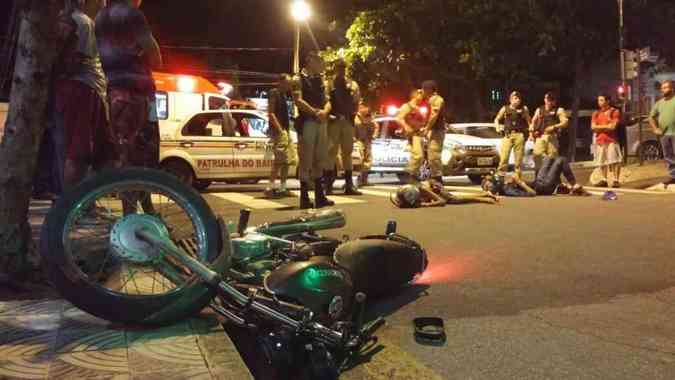 Jovens bateram moto em dois carros e foram arremessados ao chãoBenny Cohen/EM/D. A Press