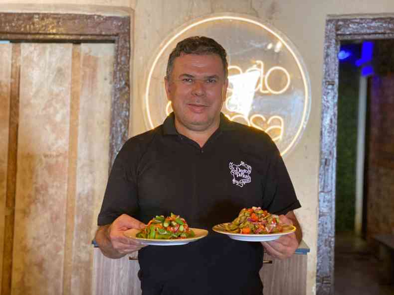 foto mostra cozinheiro com pratos diferenciados