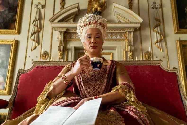 Golda Rosheuvel faz o papel de Charlotte, a rainha negra da Gr-Bretanha e da Irlanda