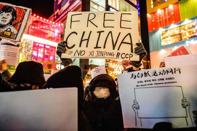 Pessoas protestam pelo fim da covid zero na China 