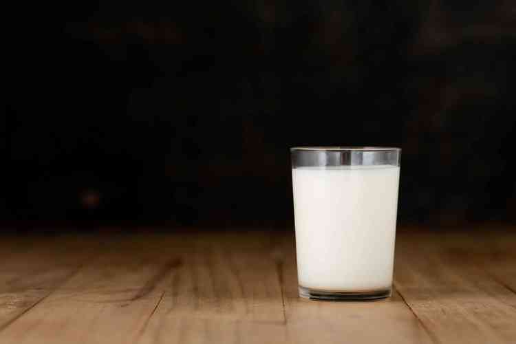 Copo de leite em cima da mesa