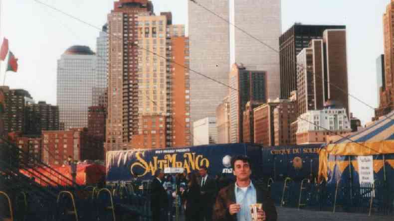 Correspondente da Globo em Nova York de 1996 a 2002, Edney Silvestre morava a poucos quarteirões do WTC e foi o primeiro repórter da TV brasileira a chegar ao local
