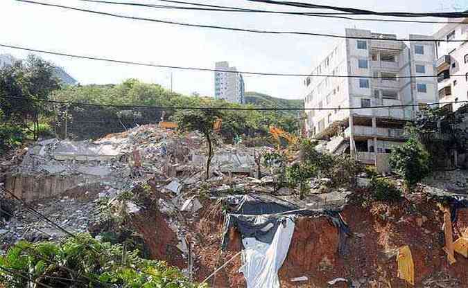 Moradores de imvel interditado na rua atrs do prdio voltam para casa (foto: Paulo Filgueiras/EM/D.A.Press)