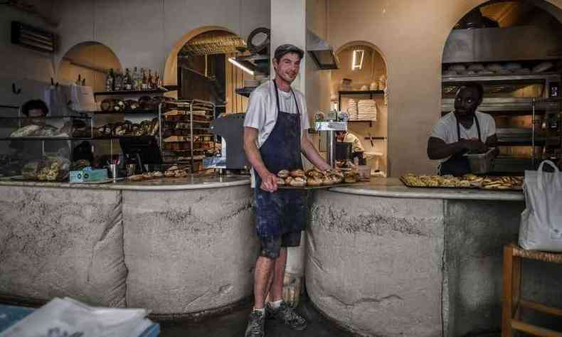 Matthieu Raud exibe fornada de po em padaria artesanal de Lisboa(foto: Patricia De Melo MOREIRA / AFP)
