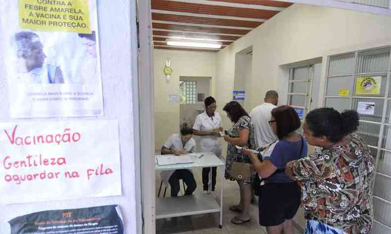 Fila para vacinao contra febre amarela: maior parte dos municpios do estado ainda no atingiu a meta de 95% da populao imunizada (foto: Juarez Rodrigues/EM/D.A Press)