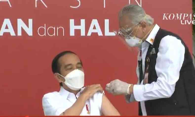 O presidente Joko Widodo recebeu a primeira dose do imunizante(foto: Reproduo/Twitter)