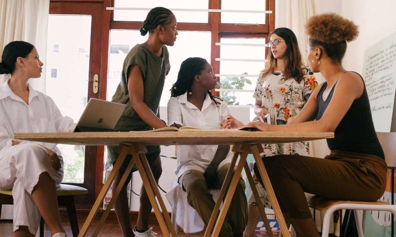 Empresas brasileiras de capital aberto têm a responsabilidade de assegurar níveis mínimos de diversidade em seus conselhos(foto: Pexels) mulheres trabalhando