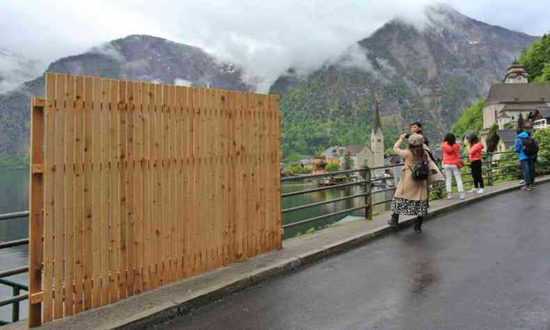 Barreiras bloqueiam viso da paisagem na cidade de Hallstatt na ustria