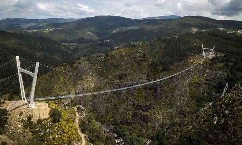 Ponte fica 175 metros acima do rio Paiva, na zona norte, e tem 516 metros de passarela(foto: Carlos Costa/AFP)