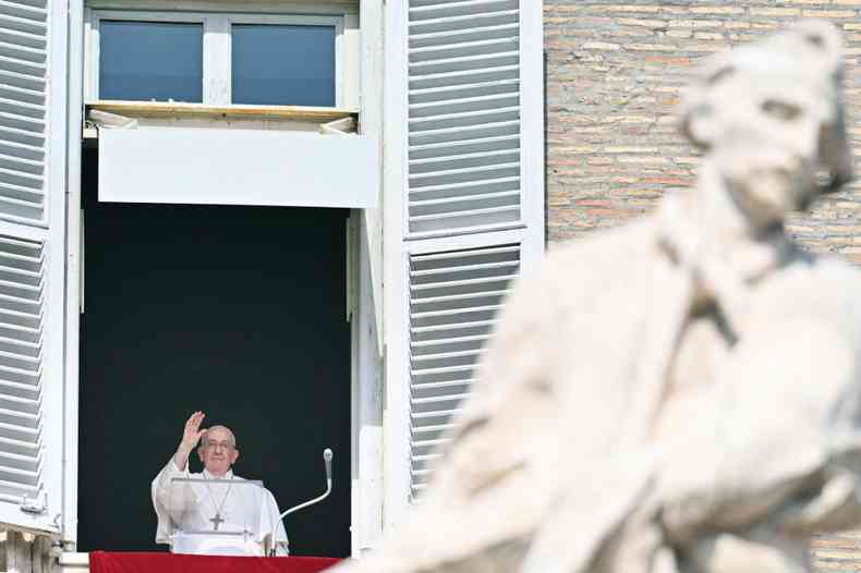 papa francisco acena da janela do palcio do Vaticano