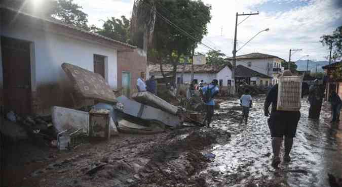 Moradores de Itaca contabilizam prejuzos e buscam por desaparecidos depois de enchente que atingiu o municpio(foto: Marcelo Camargo/Agncia Brasil)