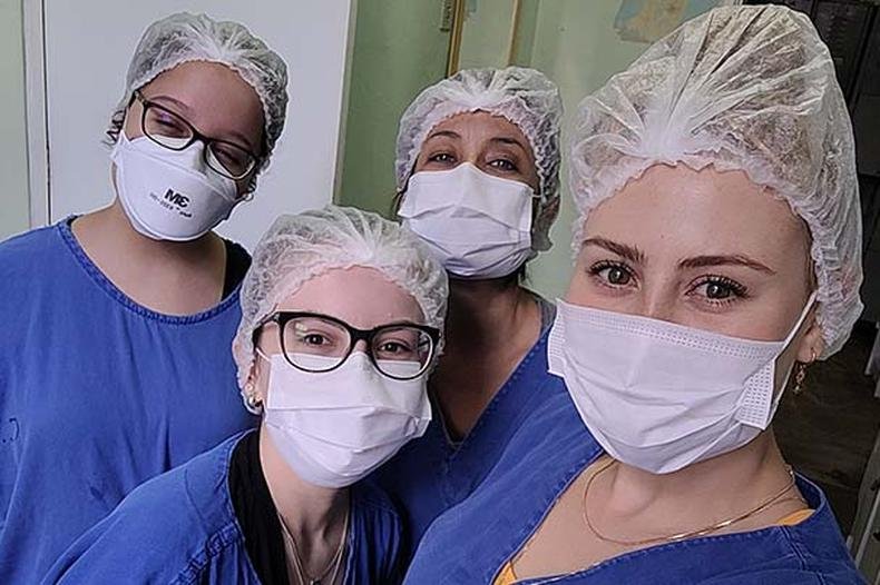 Minhas Colegas de turma no plantão da obstetrícia(foto: Arquivo pessoal) Minhas Colegas de turma no plantão da obstetrícia