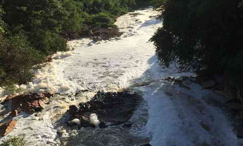 No Rio Betim, afluente do Paraopeba,  visvel a poluio qumica das guas(foto: Codema Juatuba/Divulgao)