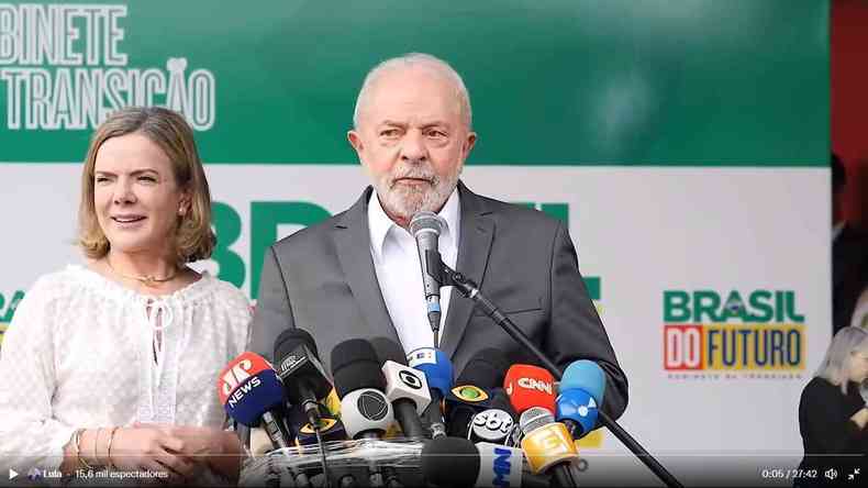 Lula ao lado de Gleisi Hoffmann em coletiva de imprensa no CCBB