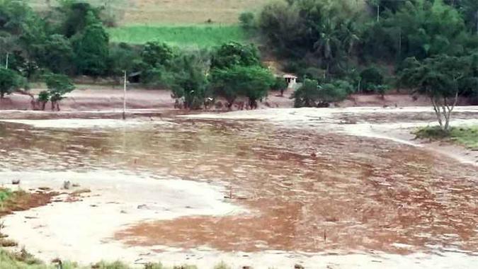 Mistura de água e rejeitos continuou causando prejuízos e na madrugada chegou pela calha do Rio Gualaxo do Norte ao município de Barra Longa(foto: Jair Amaral/EM/D. A Press) Mistura de água e rejeitos continuou causando prejuízos e na madrugada chegou pela calha do Rio Gualaxo do Norte ao município de Barra Longa(foto: Jair Amaral/EM/D. A Press)