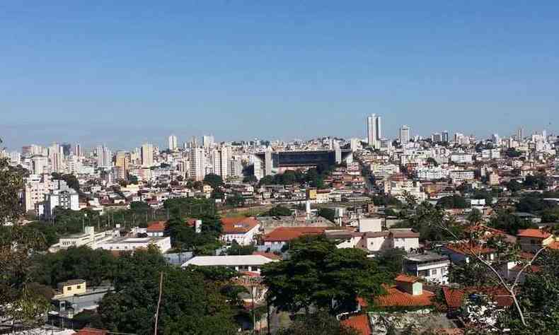 Vista ampliada de Belo Horizonte, com cu claro e poucas nuvens nesta tera-feira (13/4)(foto: Edesio Ferreira/EM D.A Press)