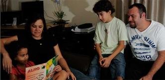 Marcos e Maila ensinam os filhos, Mali e Calebe, seguindo o curr�culo das disciplinas convencionais e consideram o ambiente escolar prejudicial � educa��o das crian�as(foto: GLADYSTON RODRIGUES/EM/D. A PRESS)