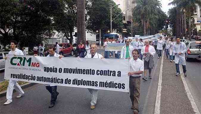 Aproximadamente 60 pessoas participaram da manifestao que vai acontecer em todo pas(foto: Guilherme Gouveia/EM/D.A.Press)
