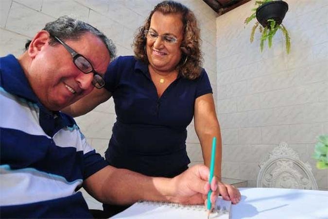 Zico não fala e não anda desde que teve um aneurisma, mas a mulher Analucia luta todos os dias para compreender e transformar para melhor a vida do marido(foto: Alexandre Guzanshe/EM/D.A Press) Zico não fala e não anda desde que teve um aneurisma, mas a mulher Analucia luta todos os dias para compreender e transformar para melhor a vida do marido(foto: Alexandre Guzanshe/EM/D.A Press)