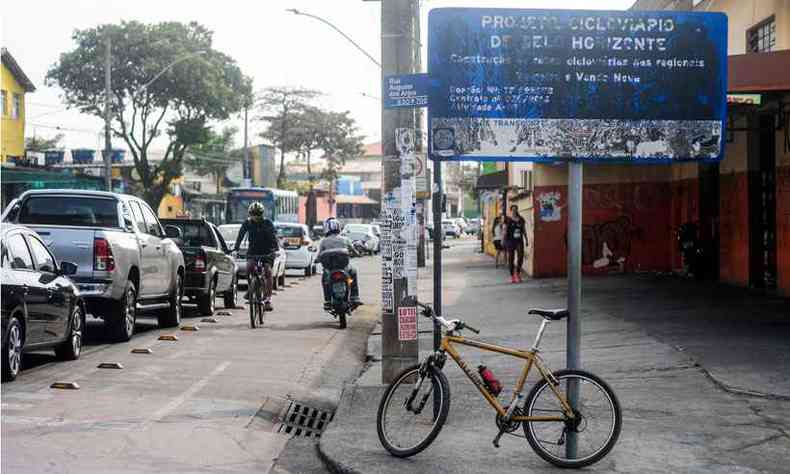 Sinalizao deficiente, buracos e invaso das ciclovias agravam a rotina dos ciclistas e elevam o desafio do poder pblico de ampliar de 0,4% para 2% a participao das bikes nas viagens(foto: Leandro Couri/EM/D.A Press)