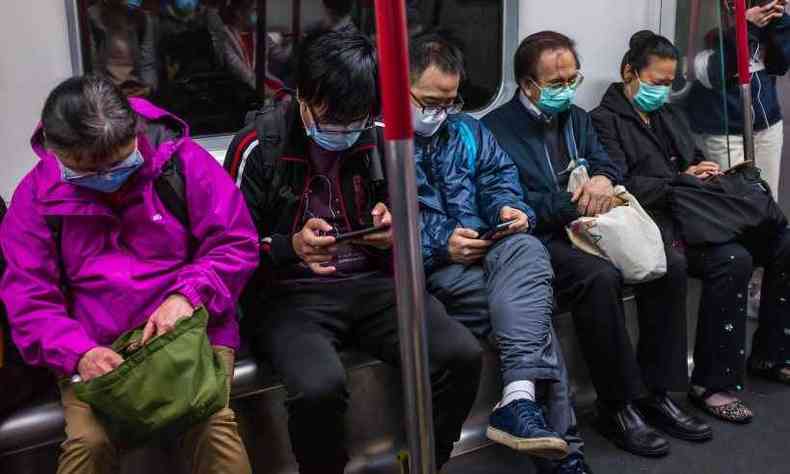 Em Hong Kong, pessoas tentam se proteger usando mscaras(foto: DALE DE LA REY)