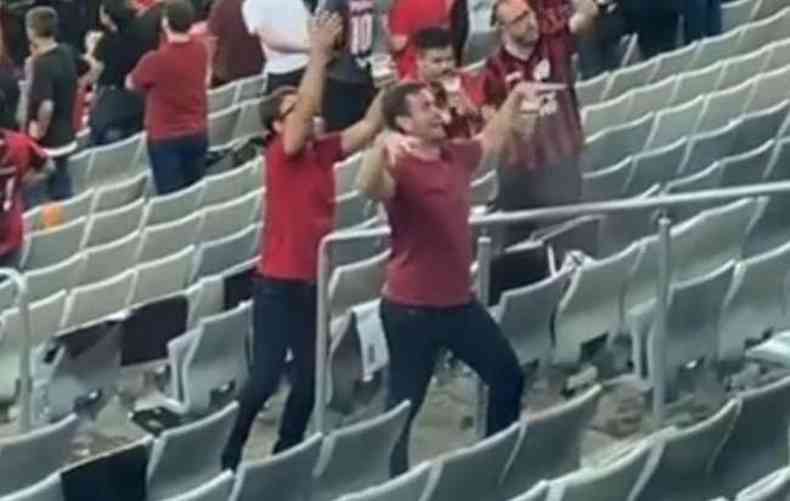 Torcedores do Athlético imitam macacos, fazendo gestos em direção a torcedores do Atlético