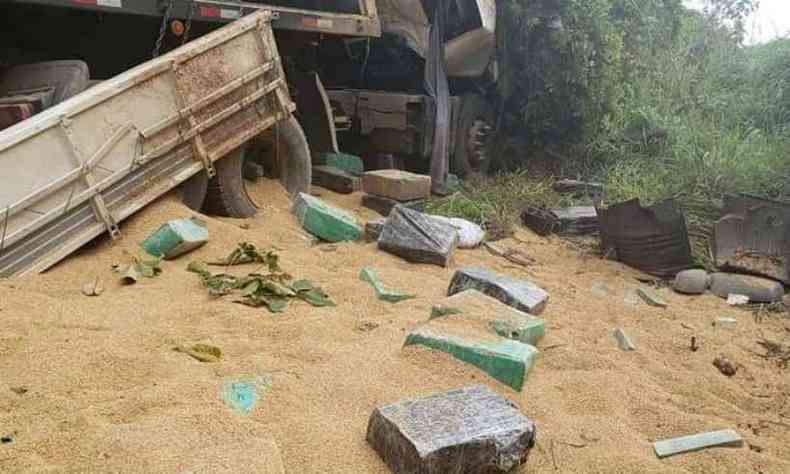 A droga ficou espalhada pela MGC-497, em Prata(foto: Polcia Militar (PM) / Divulgao)