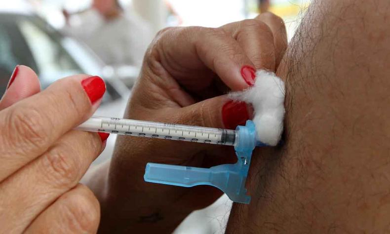 'Sem falar no fato de que a COVID-19 enlutou 685 mil famílias, muitas das quais se desestruturaram por causa disso' (foto: Jair Amaral/EM/D.A Press - 26/4/22) pessoa é vacinada em 26/4/22 contra covid-19 em Belo Horizonte