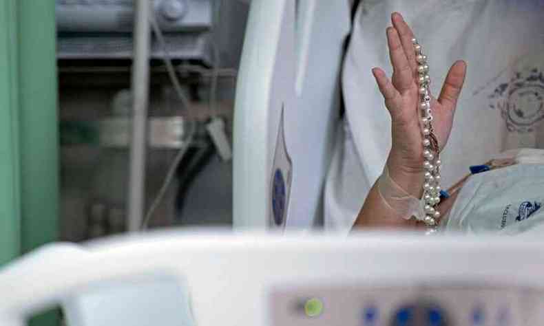 Paciente de COVID-19 segura tero em leito de hospital no Par(foto: TARSO SARRAF / AFP)