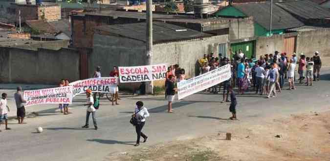 Os manifestantes saram da MG-010 e seguiram para a porta do imvel que abrigar o centro socioeducativo (foto: Edsio FErreira/EM DA Press)