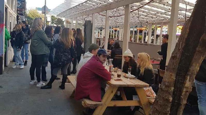 Estrutura ao ar livre para refeies em NYC