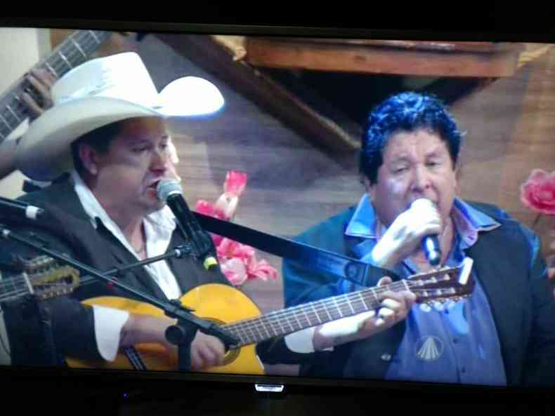 Amara cantando ao lado de Belmonte, seu parceiro de dupla sertaneja por mais de 50 anos(foto: Reproduo/ Facebook)
