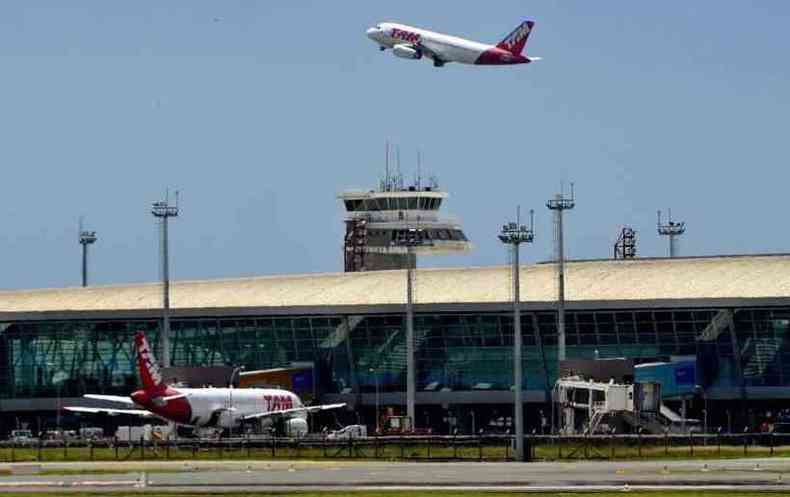 O aeroporto continua a operar, mas apenas para aqueles aviões que tenham capacidade de decolar sem precisar abastecer(foto: Minervino Junior/CB/D.A Press)