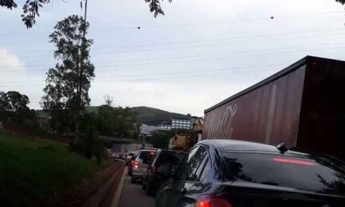 Motoristas que seguiam sentido Vitória enfrentam mais de dois quilômetros de congestionamento(foto: Reprodução/ Whatsapp) Motoristas que seguiam sentido Vitória enfrentam mais de dois quilômetros de congestionamento(foto: Reprodução/ Whatsapp)