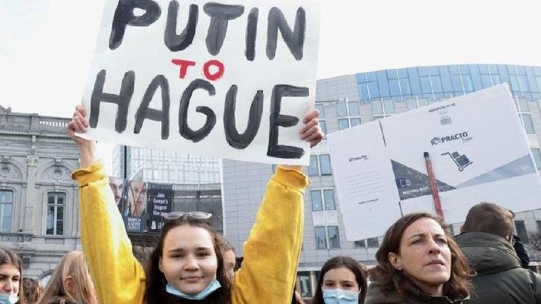 Manifestante pede que Putin seja julgado em Haia(foto: Reuters) Manifestante pede que Putin seja julgado em Haia
