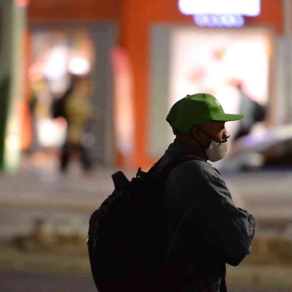 Aqui em SP tá frio, nublado e garoando. Mas a vontade mesmo é pegar essa  bolsa, óculos e protetor e ir para o Nordeste! Quem mais…