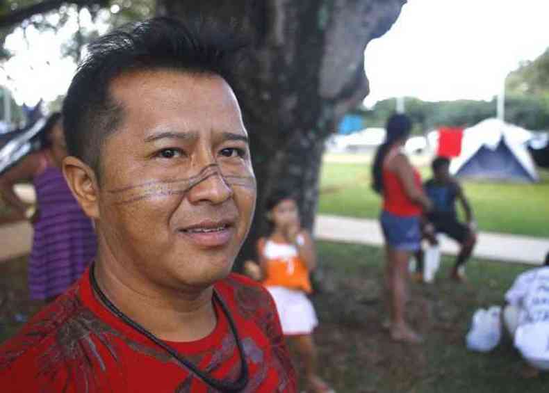 Artthur Gomes , 41,  da tribo guajajara, localizada no Maranho. Ele ensina tupi-guarani s crianas (foto: Ana Rayssa/Esp. CB/D.A Press)