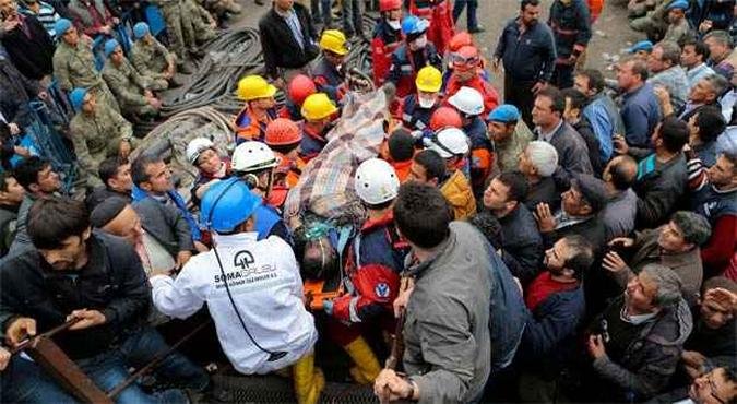 Equipes de resgate retiram sobrevivente, inc�ndio nas galerias dificultam o socorro dos sobreviventes(foto: REUTERS/Yasin Akgul/Depo Photos )