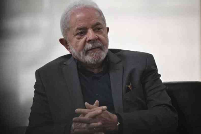 Presidente Lula conversa enquanto mexe com as mos. Ele est de roupa preta
