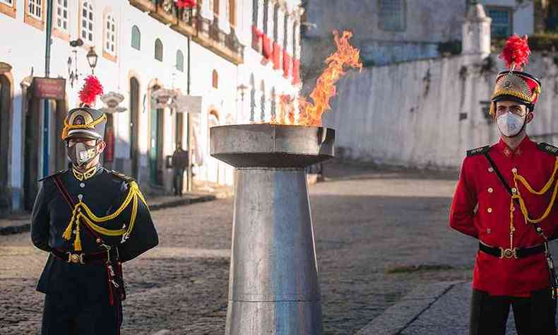 Aps a execuo do toque de silncio e, depois, a Pira da Liberdade foi acesa na praa(foto: Ane Souz/Prefeitura de Ouro Preto )