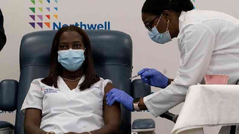 'Quero reforar a confiana do pblico de que a vacina  segura', afirmou a enfermeira Sandra Lindsay(foto: Mark Lennihan/Pool via REUTERS)